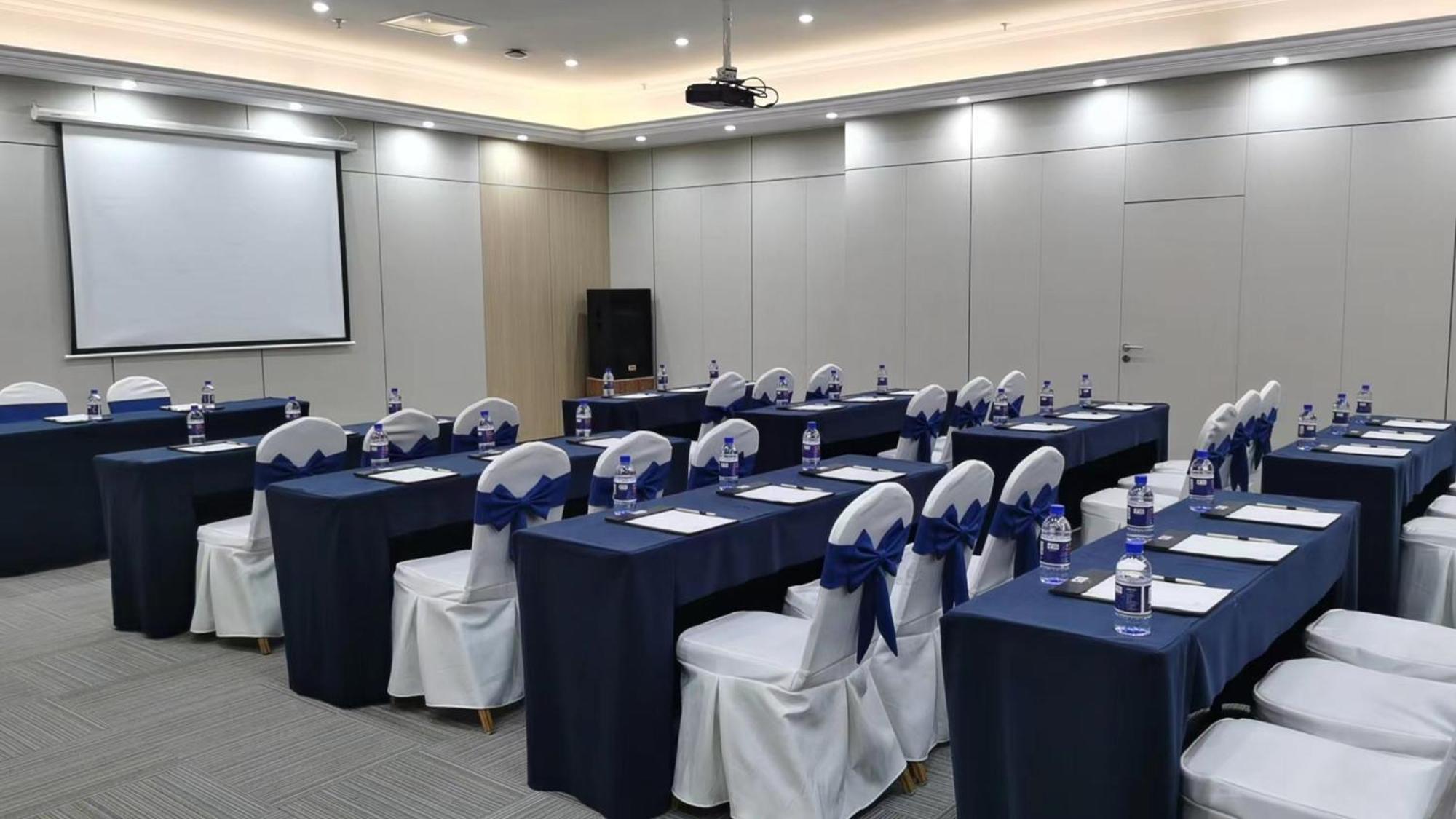 Отель Express Tianfu Square By Ihg - Chunxi Road And Kuanzhai Alley