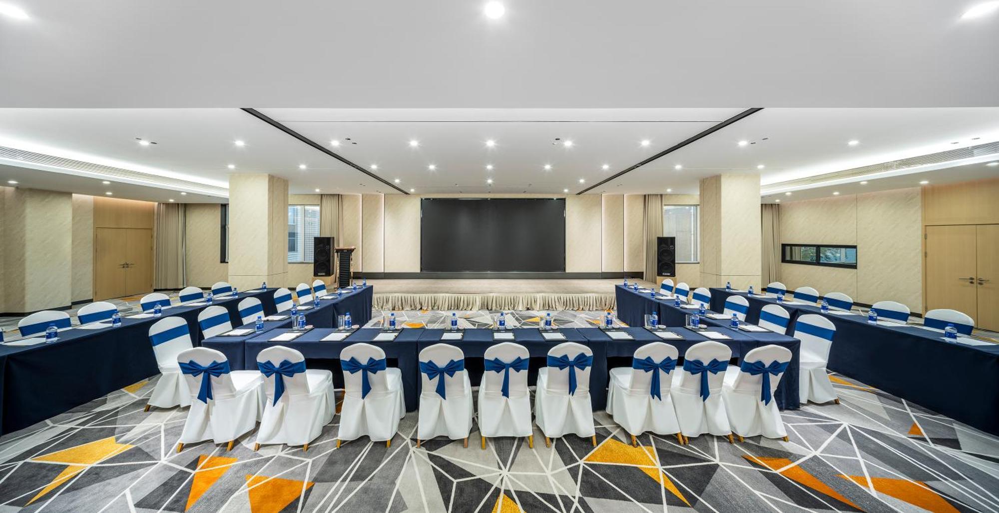 Отель Express Tianfu Square By Ihg - Chunxi Road And Kuanzhai Alley 4*